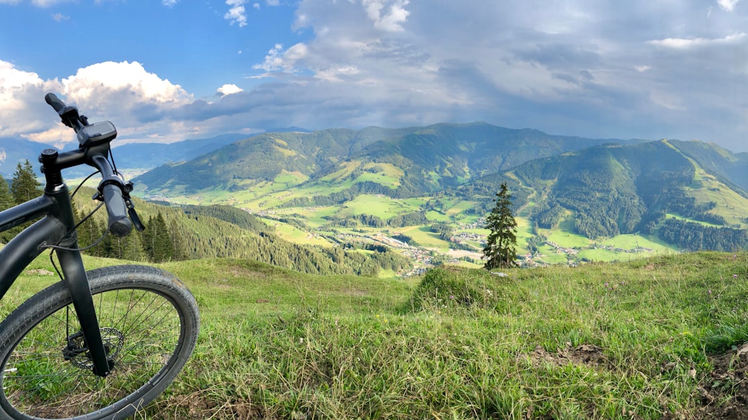 découvrez l'univers passionnant du vtt : des sentiers escarpés aux descentes exaltantes, explorez des conseils, des équipements et des itinéraires pour vivre pleinement votre aventure à vélo en montagne.