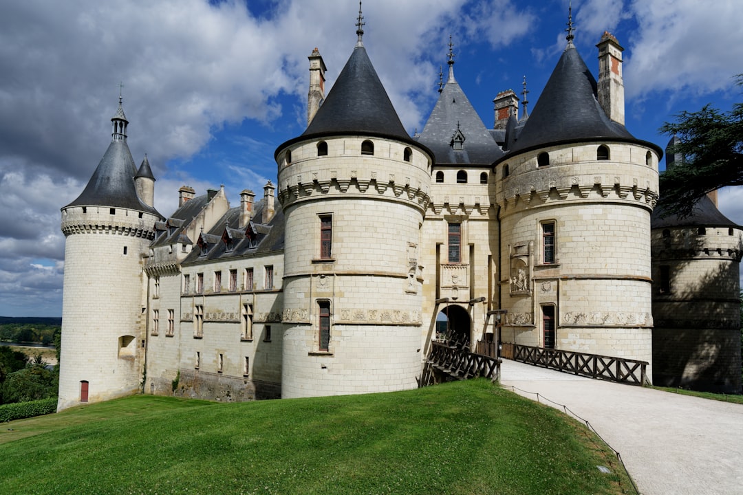 découvrez la beauté de la loire, un fleuve emblématique de france, célèbre pour ses châteaux majestueux, ses paysages pittoresques et sa riche biodiversité. partez à l'aventure au cœur de la vallée de la loire, classée au patrimoine mondial de l'unesco, et explorez ses trésors culturels et naturels.