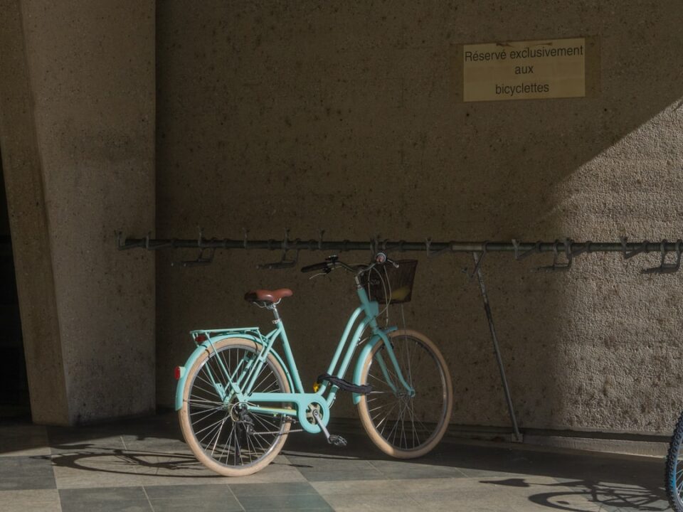 découvrez le plaisir de la balade en ville avec nos vélos citadins. confortables, stylés et pratiques, ils sont parfaits pour explorer les rues et les pistes cyclables. optez pour un moyen de transport écologique et tendance avec nos city bikes adaptés à tous les types de parcours.