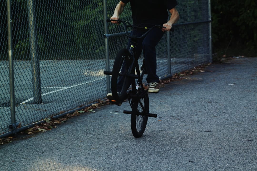 découvrez l'origine fascinante du bicycle, un moyen de transport qui a évolué au fil des siècles. explorez son histoire, son invention et son impact sur la mobilité moderne.