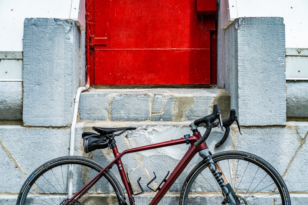 découvrez le vélo gravel, l'équipement parfait pour explorer des chemins variés avec confort et performance. alliant légèreté et robustesse, il est idéal pour les aventures sur routes non goudronnées et offre une expérience de cyclisme unique.