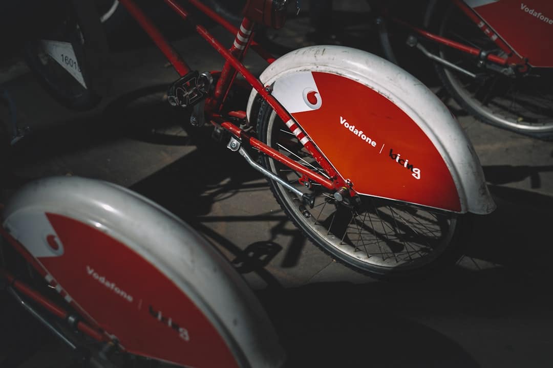 découvrez angell bike, le vélo électrique innovant alliant design moderne et technologie de pointe. profitez d'une expérience de conduite exceptionnelle, d'une autonomie impressionnante et d'un confort inégalé pour vos trajets quotidiens en ville. élevez votre mobilité avec angell bike.