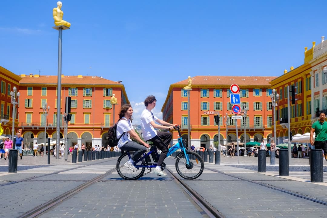 découvrez le longtail bike, le vélo idéal pour transporter vos enfants et vos courses avec style et confort. pratique et polyvalent, il est parfait pour les trajets urbains et les aventures en plein air. explorez les avantages du longtail pour un mode de vie actif et durable.