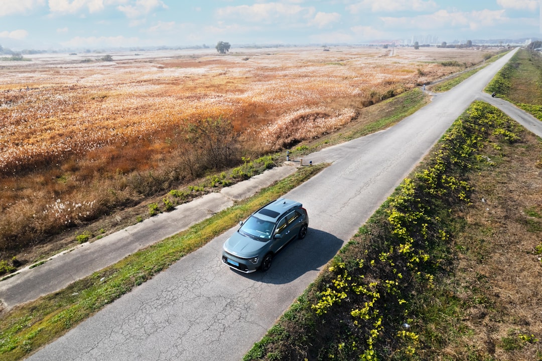 découvrez les avantages des vélos de route électriques : performance accrue, assistance au pédalage, confort de conduite et accessibilité pour tous les niveaux de cyclistes. explorez comment ces vélos révolutionnent la pratique du cyclisme sur route, rendant vos trajets plus agréables et moins fatigants.