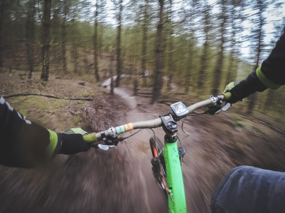 découvrez le monde du vélo : des conseils pour choisir le meilleur modèle, des astuces d'entretien, des itinéraires à explorer et des informations sur les bienfaits du cyclisme pour votre santé et l'environnement.