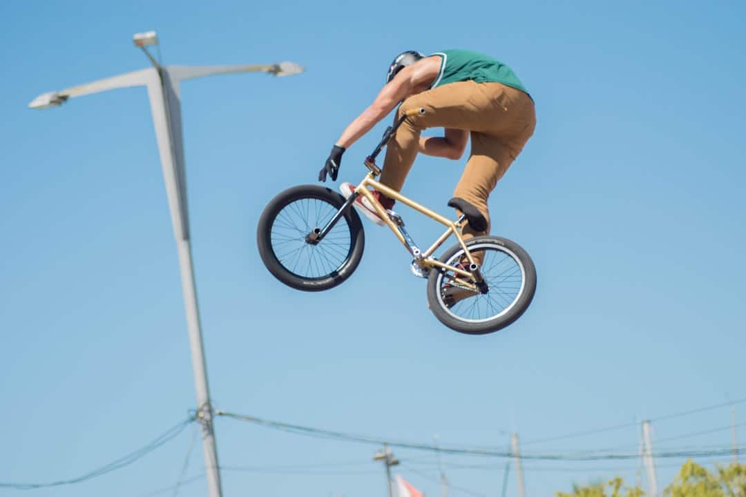 découvrez l'univers du bmx, un sport de glisse captivant mêlant aventure, tricks audacieux et compétitions palpitantes. que vous soyez débutant ou expert, explorez les astuces, les meilleures pistes et les dernières tendances du bmx.